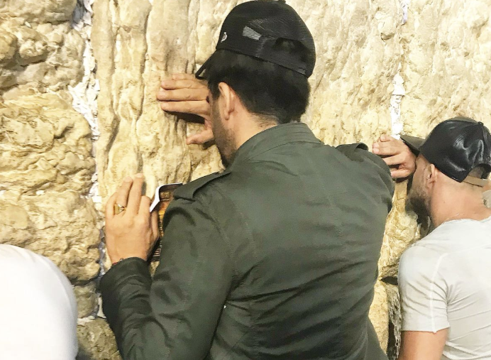 הזמר רותם כהן במעמד הסליחות בכותל. צפו