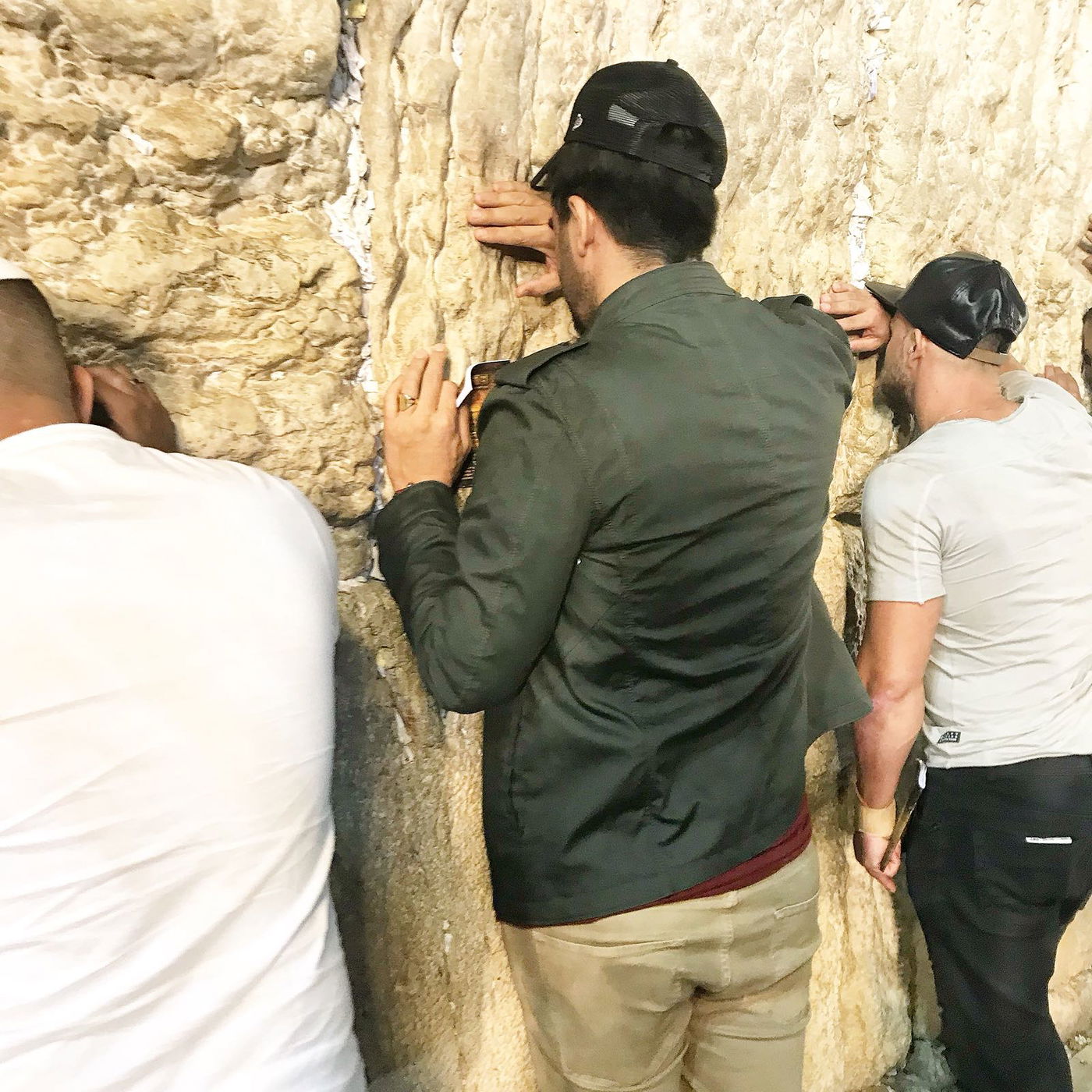 הזמר רותם כהן במעמד הסליחות בכותל. צפו