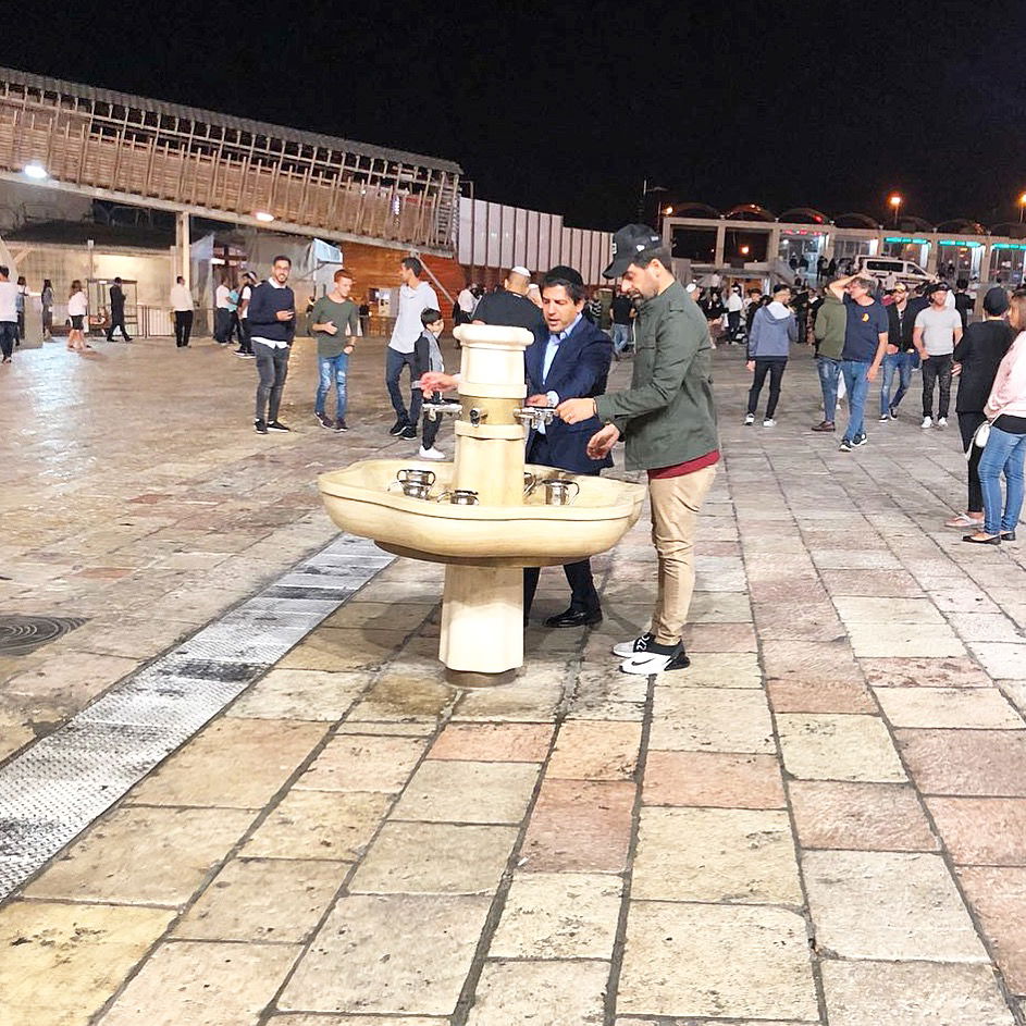 הזמר רותם כהן במעמד הסליחות בכותל. צפו