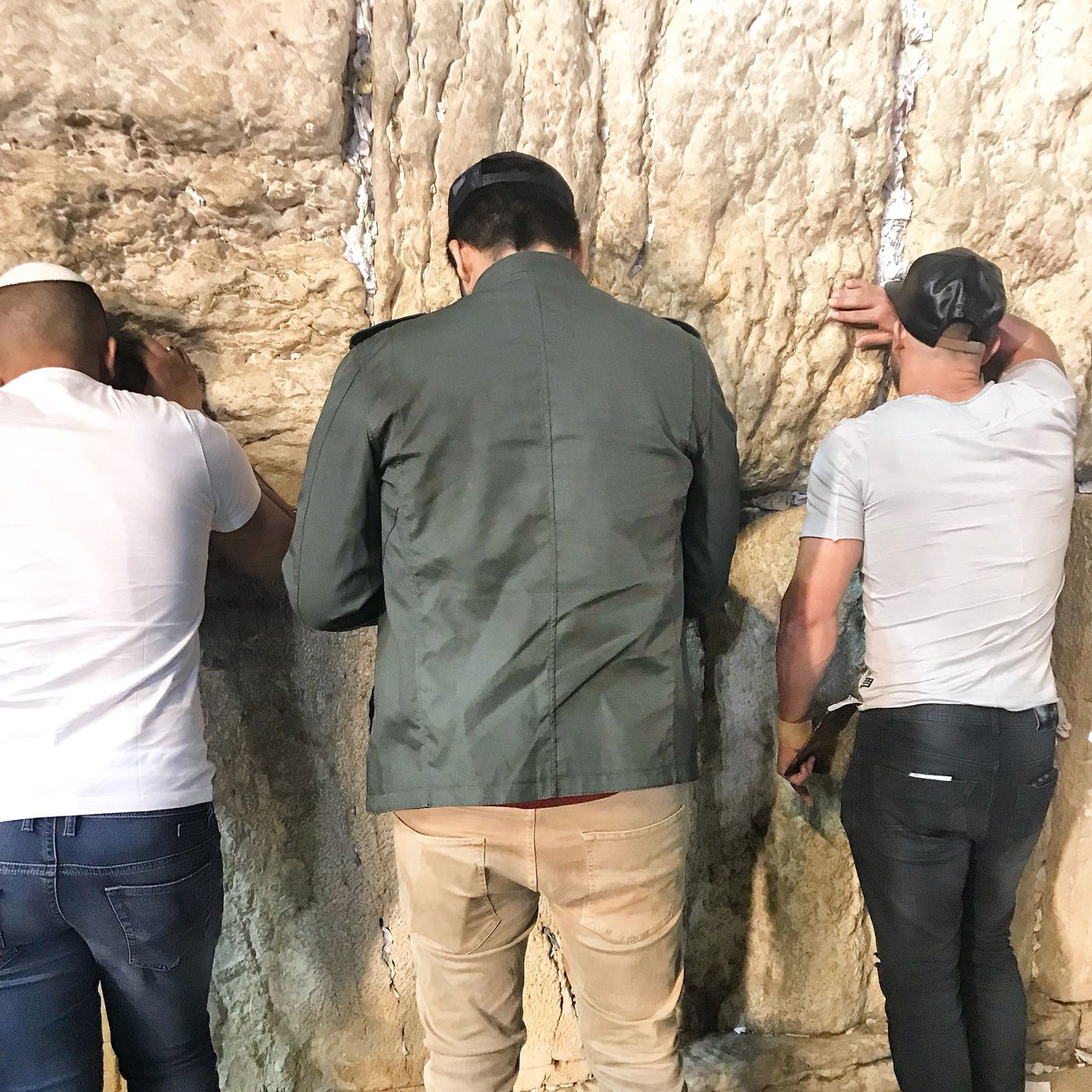 הזמר רותם כהן במעמד הסליחות בכותל. צפו