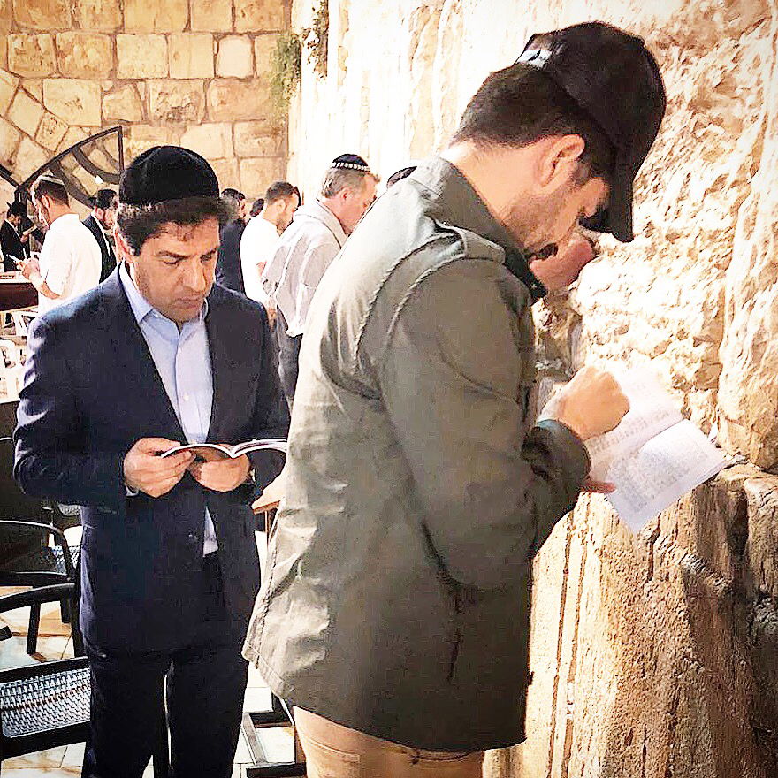 הזמר רותם כהן במעמד הסליחות בכותל. צפו