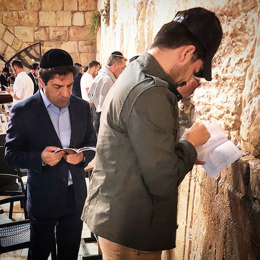 הזמר רותם כהן במעמד הסליחות בכותל. צפו