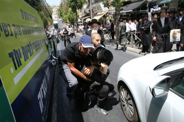 חובש כיפה נעצר בזמן שהשחית מודעות בחירות