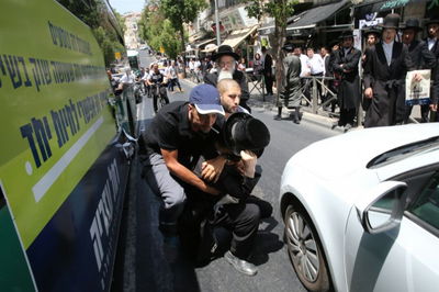 חובש כיפה נעצר בזמן שהשחית מודעות בחירות