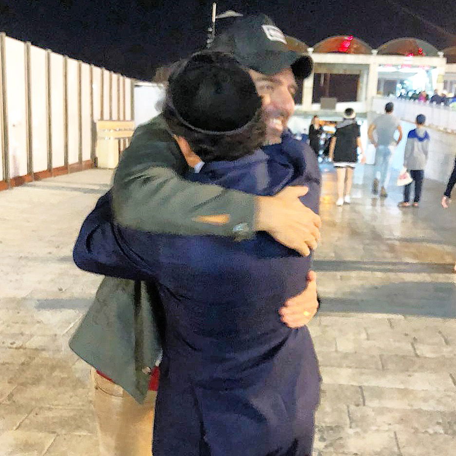 הזמר רותם כהן במעמד הסליחות בכותל. צפו