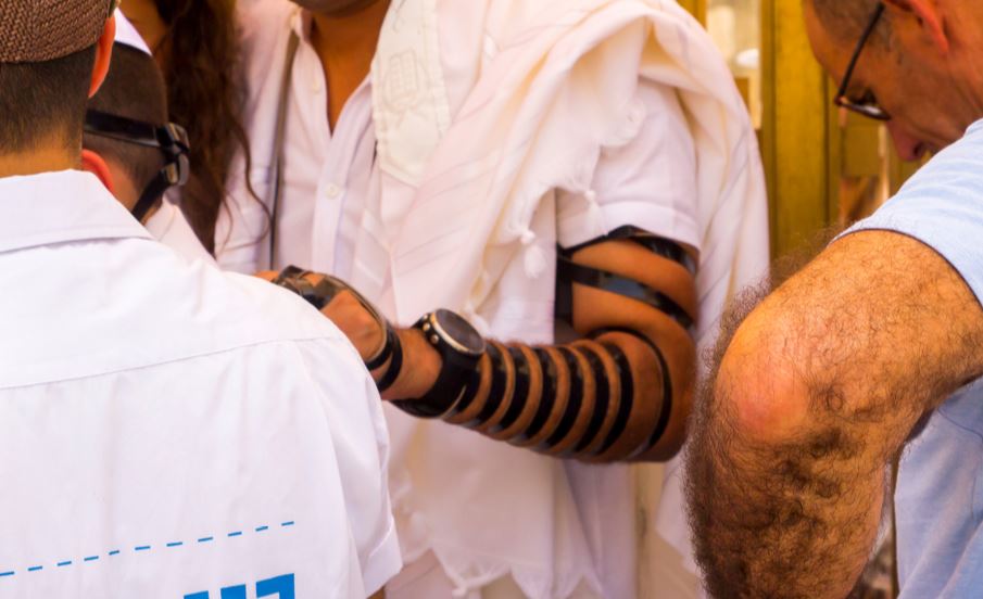 כיצד לנהוג: כפייה דתית או חוויה דתית?