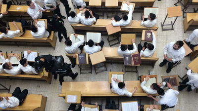 נמשכות המהומות בפוניבז': אקונומיקה הותזה על הבחורים