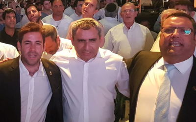 המועמדים לראשות י-ם בריקוד חסידי משותף • צפו