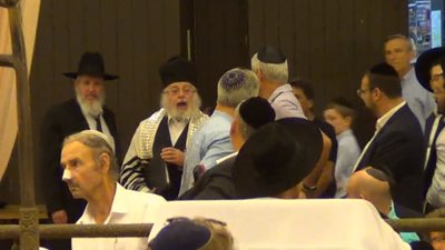 הכניסה הדרמטית של החזן חיים אדלר • צפו