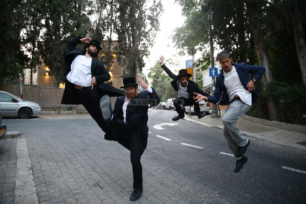 השחקנים במהלך הצילומים, היום