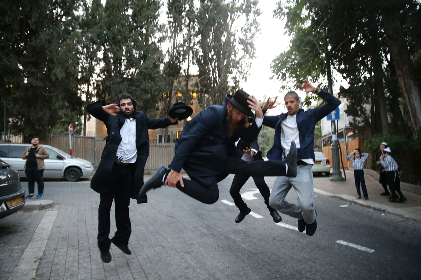 מאה שערים: השחקנים "החרדים" הותקפו בביצים • צפו