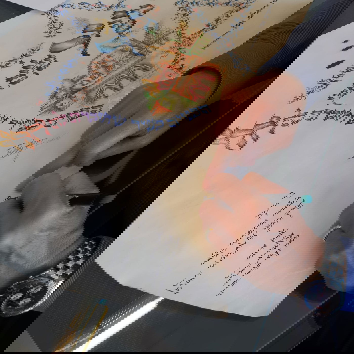 מנכ"ל העירייה חותם על היצירה