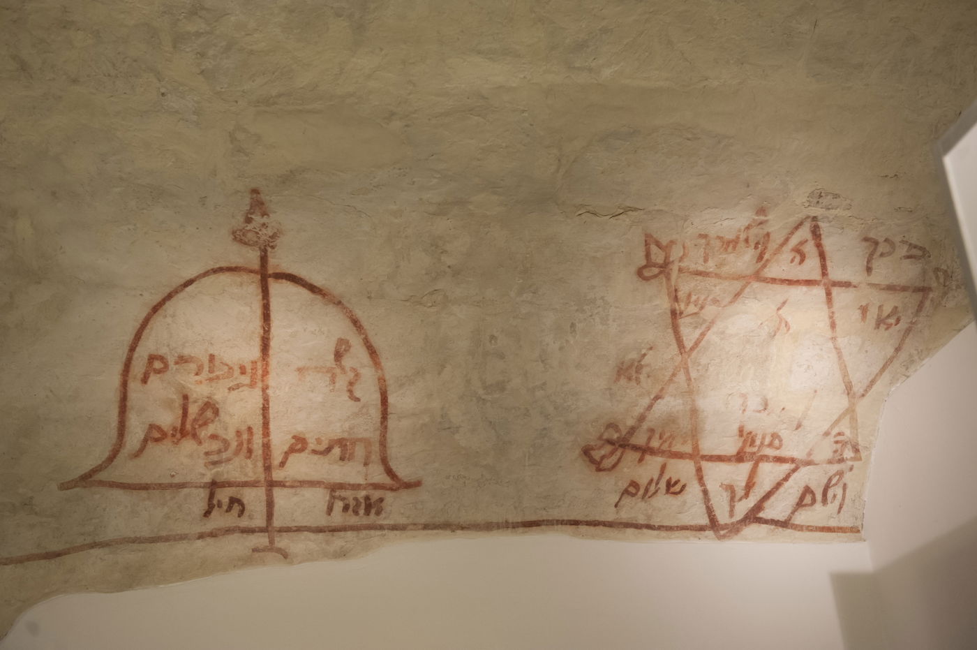 כתובות עתיקות שנמצאו בתוך בית הכנסת