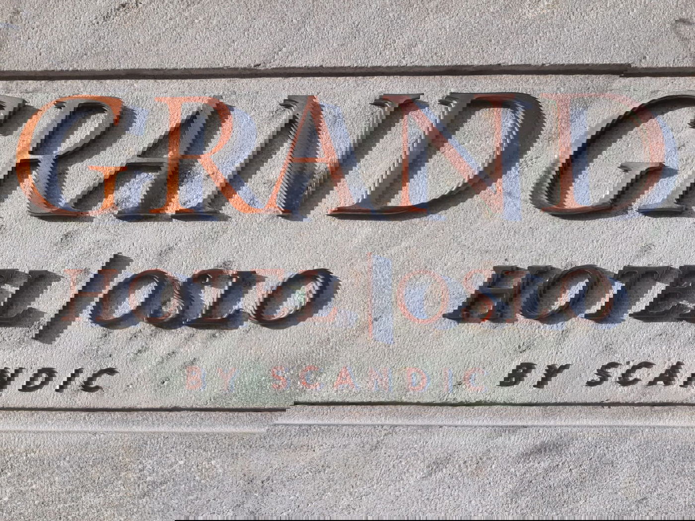 חנוכיה הוצבה במלון המפורסם באוסלו. צפו