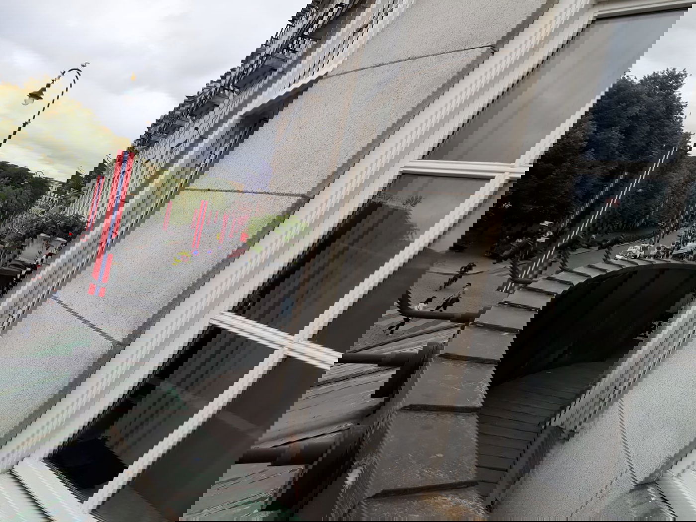 חנוכיה הוצבה במלון המפורסם באוסלו. צפו