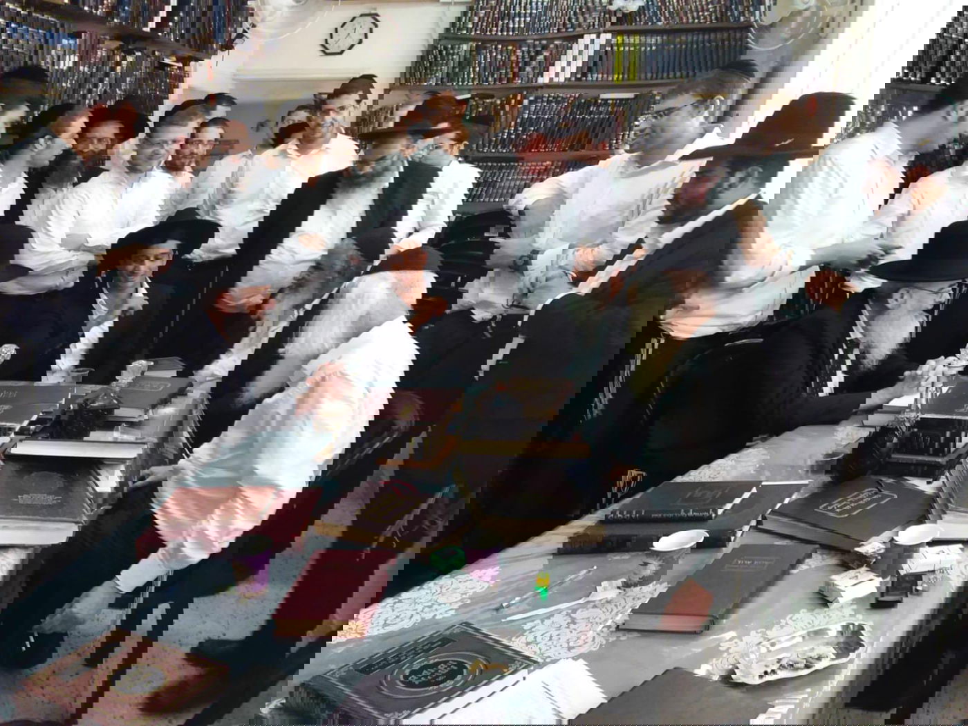 ראדה ואביו אצל הגר"א דויטש. משמאל: הרב שמידע