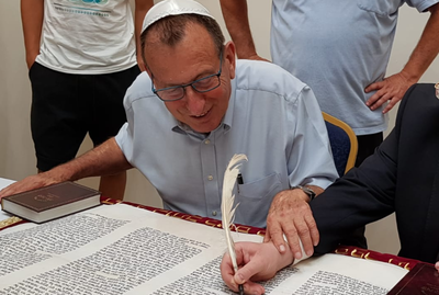 ערב ראש השנה: רון חולדאי כתב אות בספר תורה ופצח בריקוד