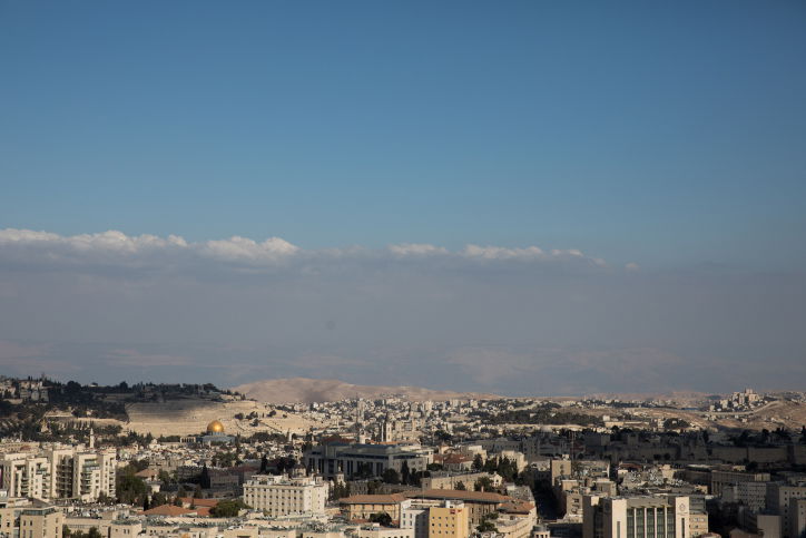 תצפית על ירושלים מגג בניין