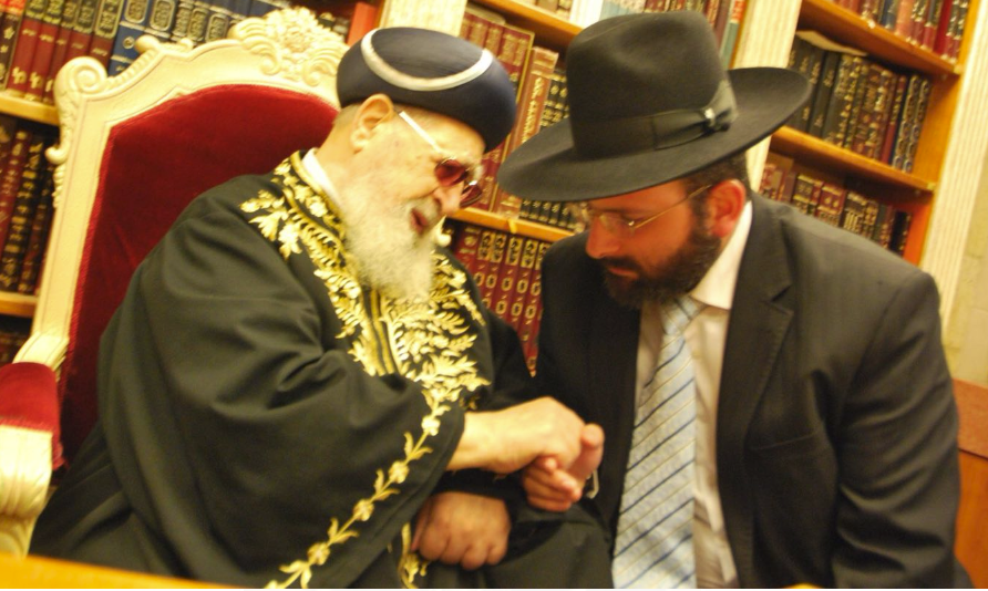 הגר"י לוי מקבל את ברכת מרן פוסק הדור זצוק"ל