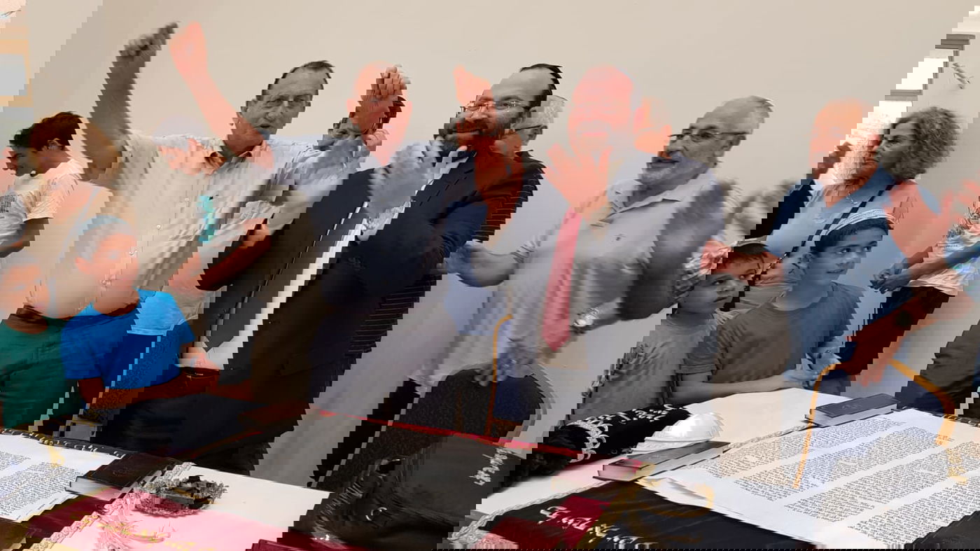 ערב ראש השנה: רון חולדאי כתב אות בספר תורה ופצח בריקוד