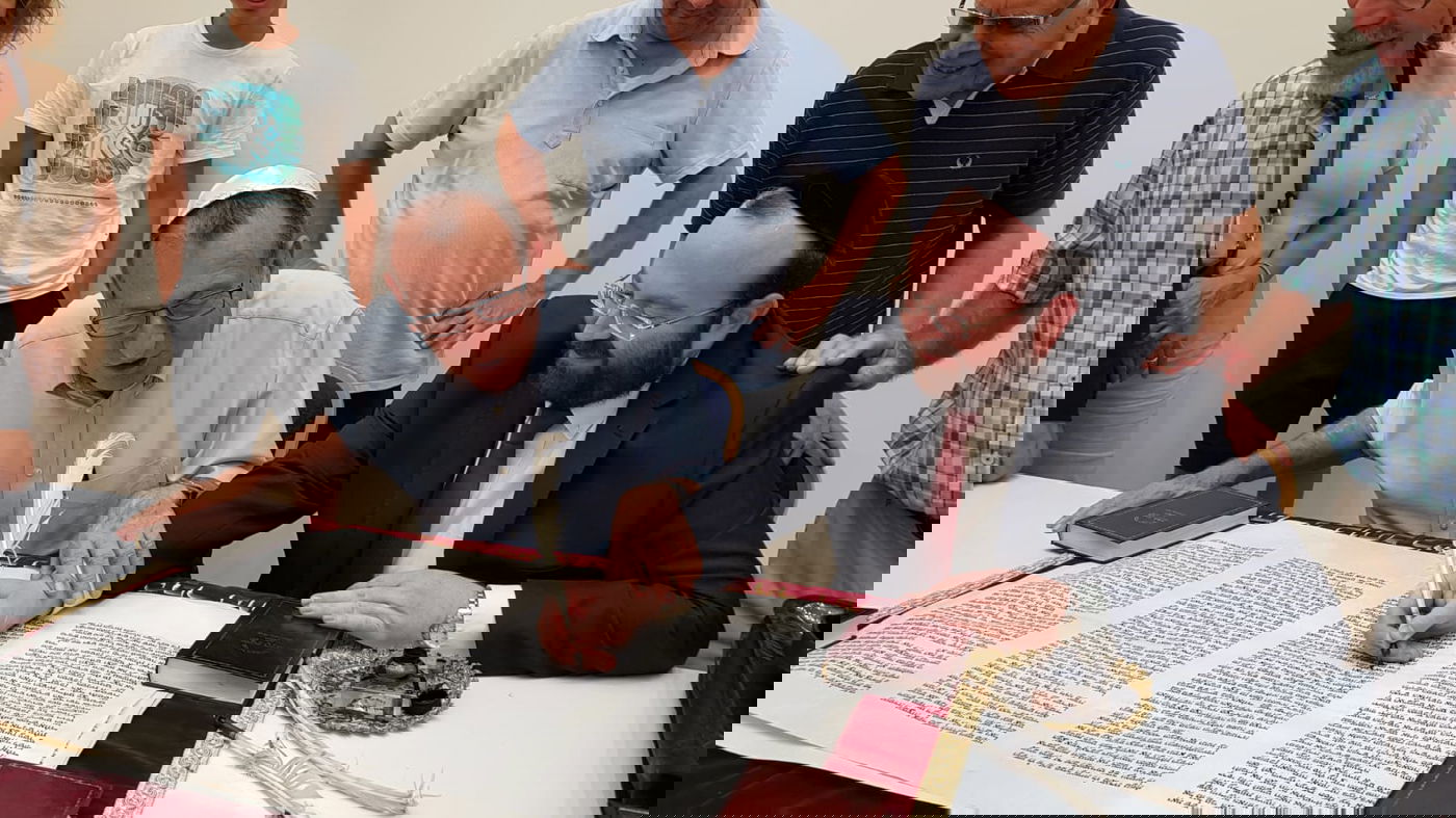 ערב ראש השנה: רון חולדאי כתב אות בספר תורה ופצח בריקוד