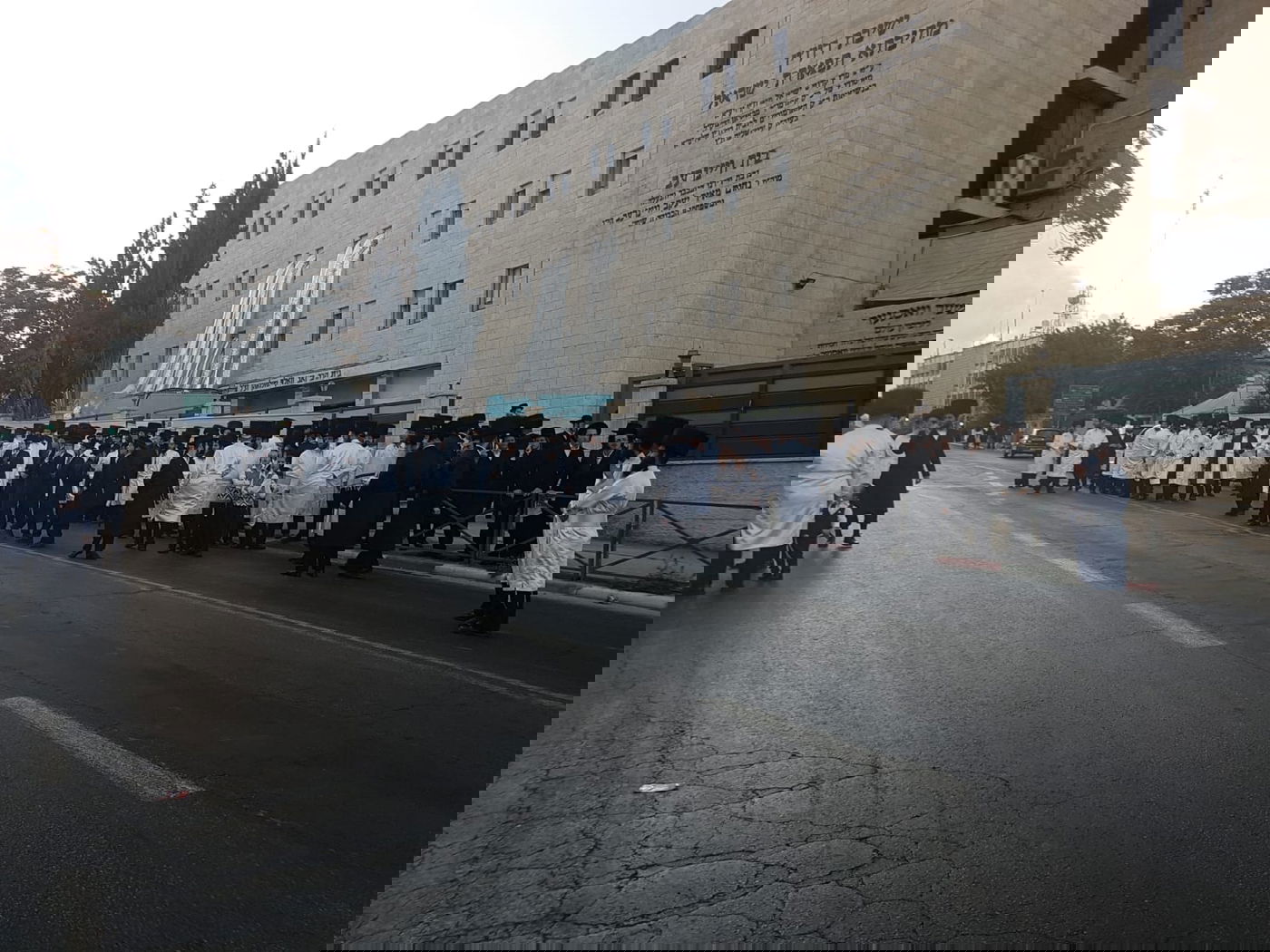 הרבי הורה: "אם אין גויים, לבטל את התפילות בקלויז"