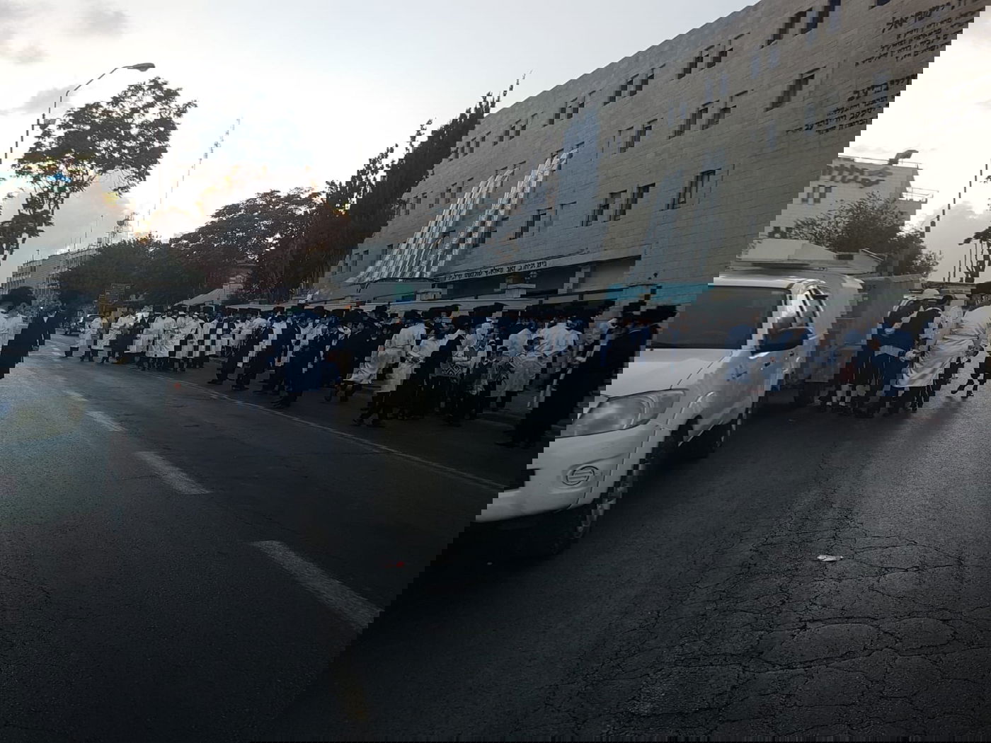 הרבי הורה: "אם אין גויים, לבטל את התפילות בקלויז"