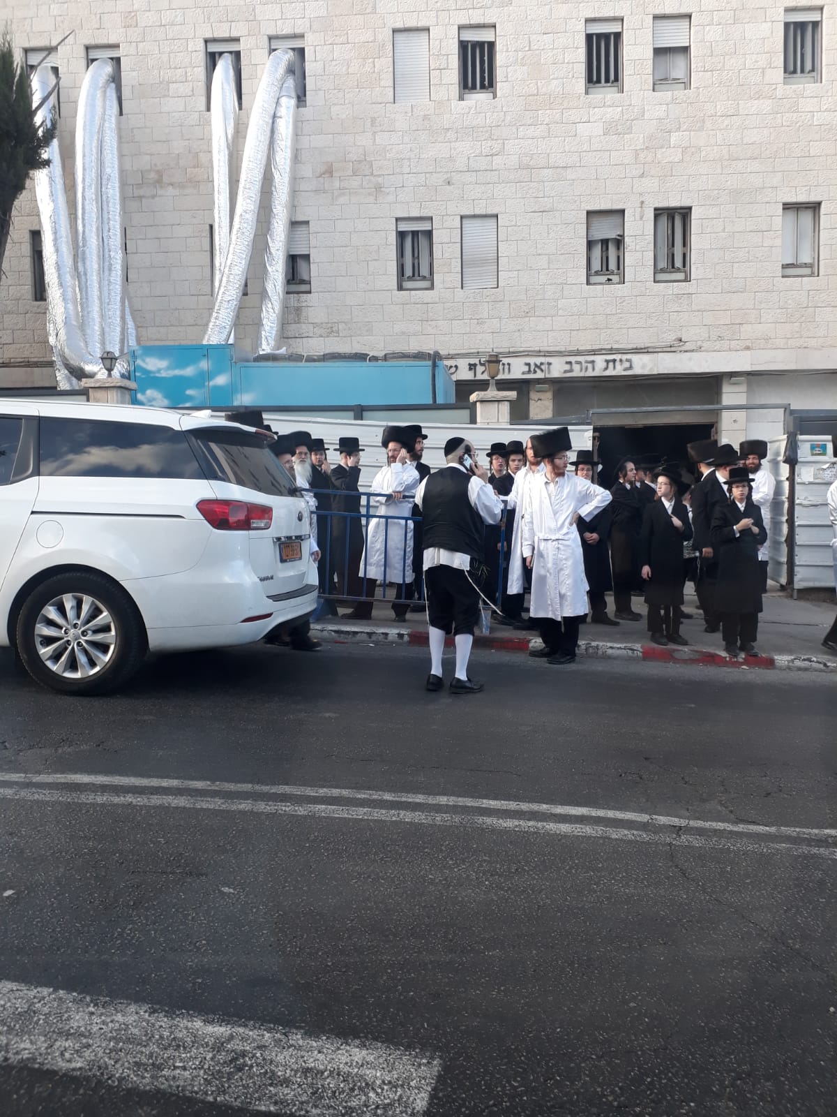 הרבי הורה: "אם אין גויים, לבטל את התפילות בקלויז"