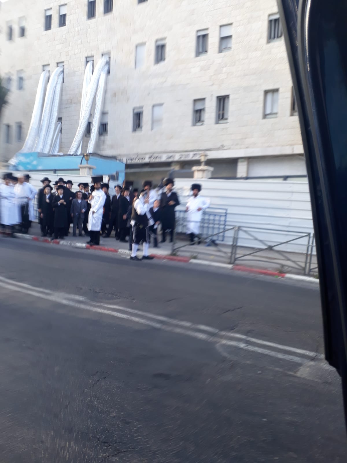 הרבי הורה: "אם אין גויים, לבטל את התפילות בקלויז"