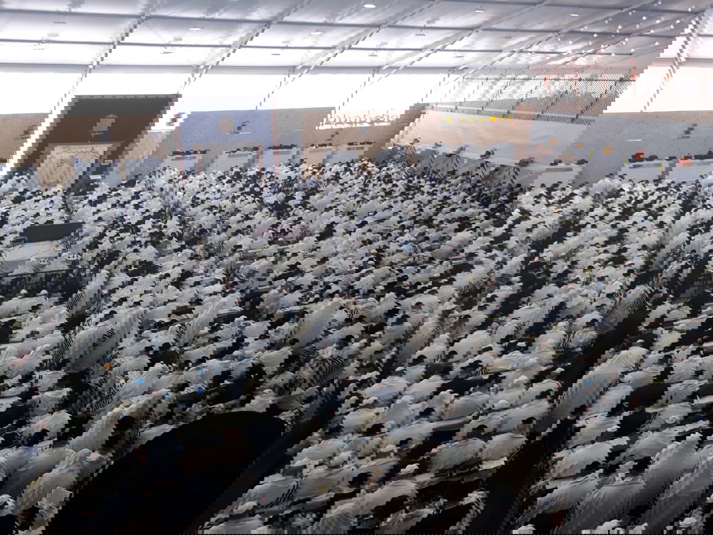 הנכרי תיעד: אוהל התפילה הענק של קרלין סטולין בראש השנה