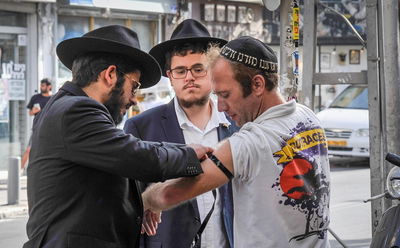 אנשי חב"ד בתל אביב. אילוסטרציה