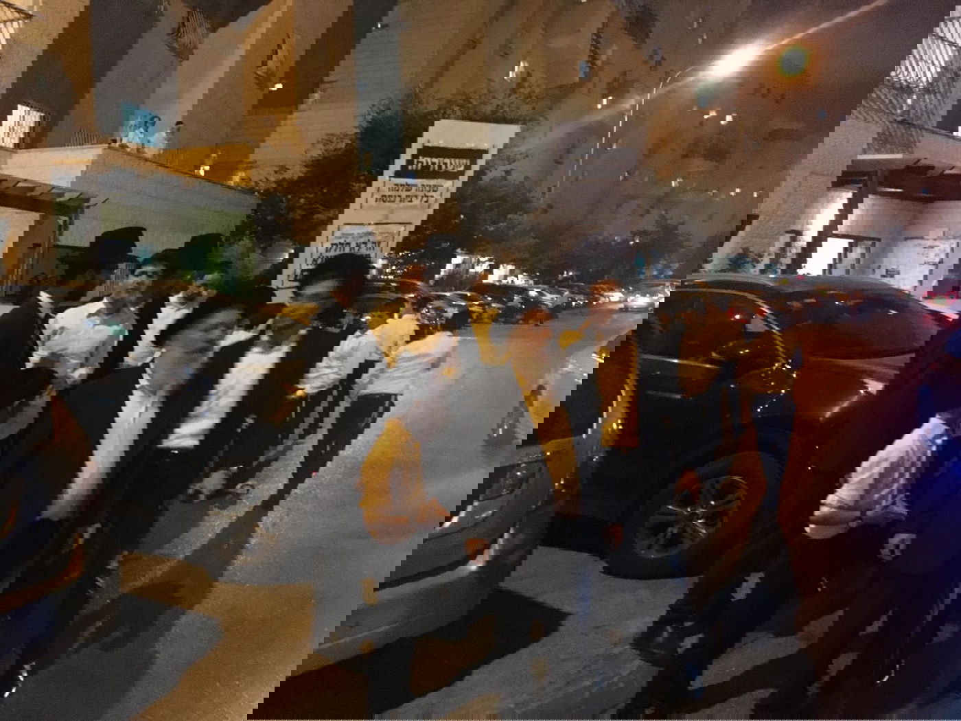 מפגינים מול דרעי ומאיימים: "לא נצביע ש"ס" • צפו