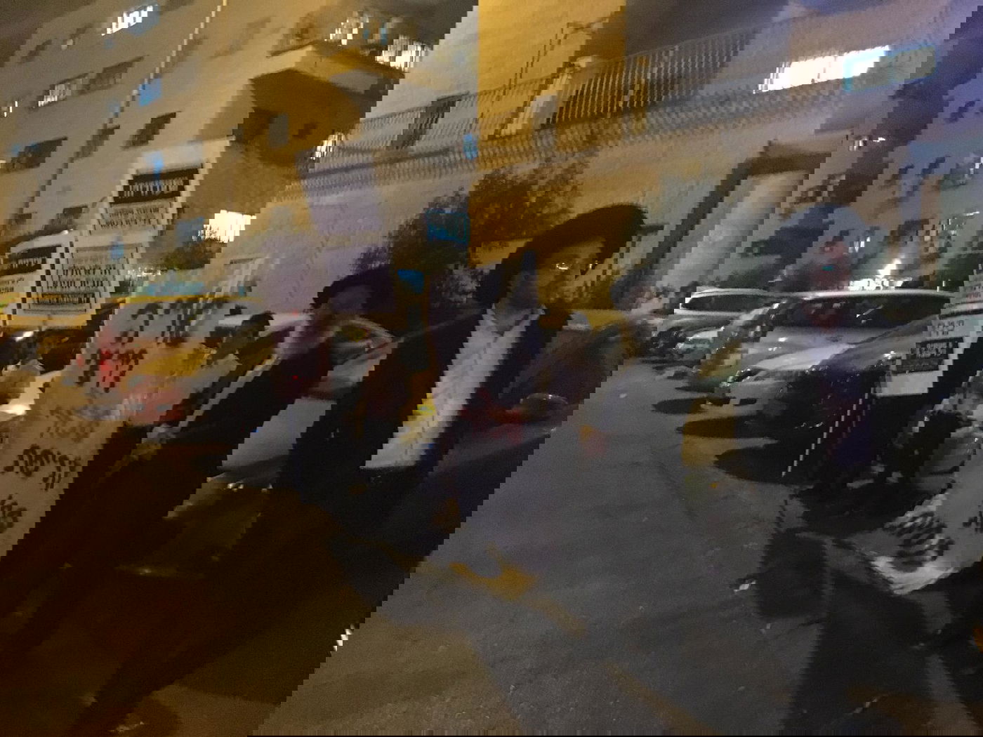 מפגינים מול דרעי ומאיימים: "לא נצביע ש"ס" • צפו