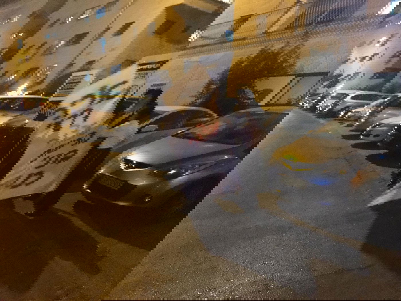 מפגינים מול דרעי ומאיימים: "לא נצביע ש"ס" • צפו