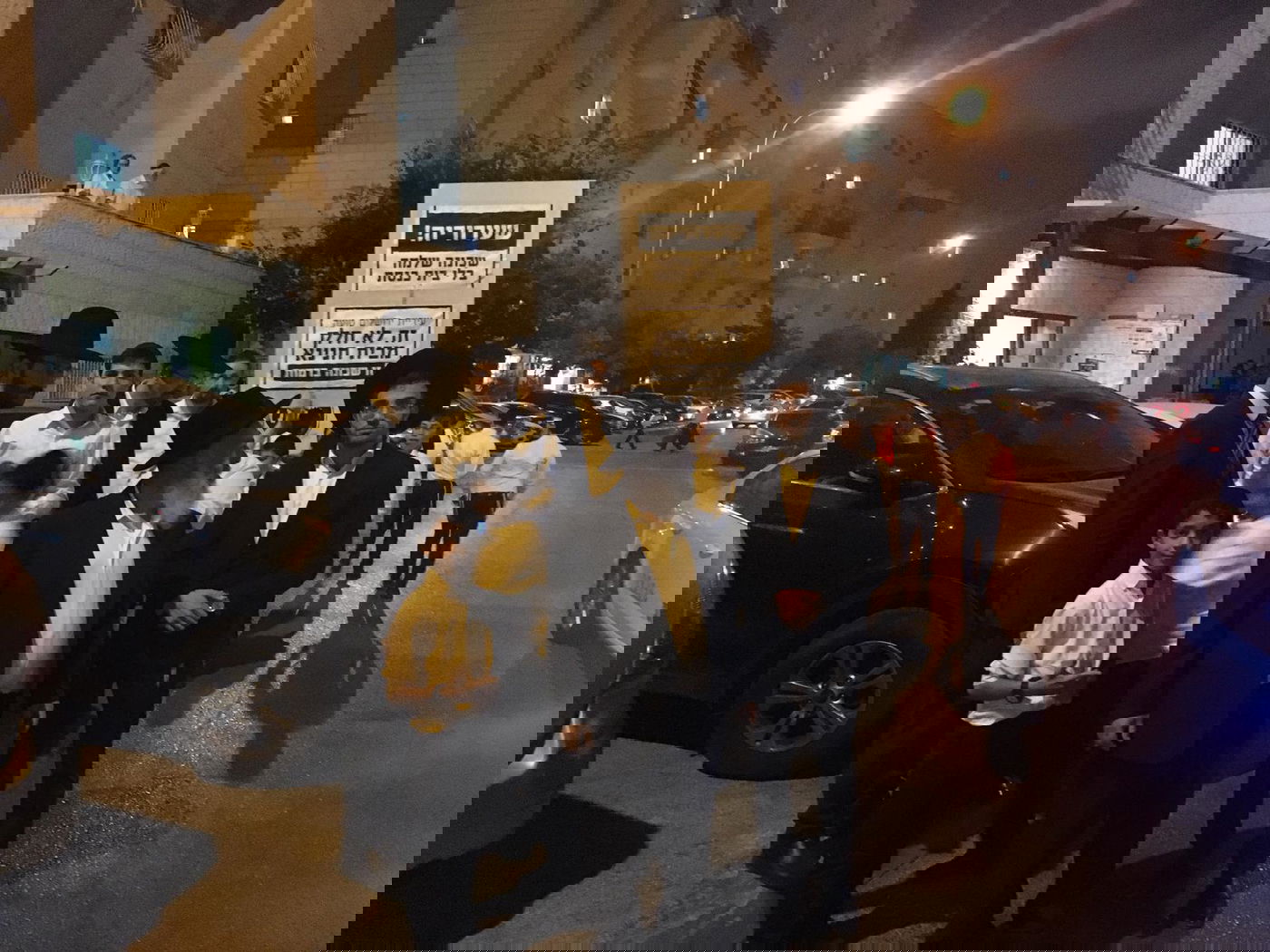 מפגינים מול דרעי ומאיימים: "לא נצביע ש"ס" • צפו