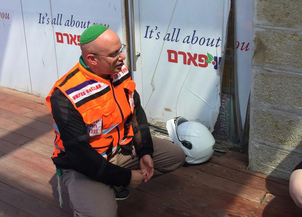 פיגוע אכזרי: אדם נרצח בדקירות סכין בקניון ב"צומת הגוש"