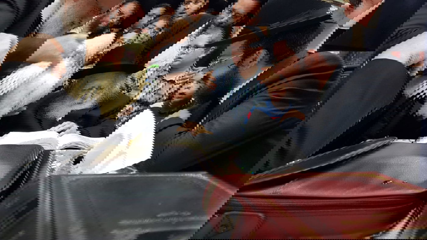 מרן הגר"ח קנייבסקי קיים את מנהג הכפרות ו'כיסוי הדם'