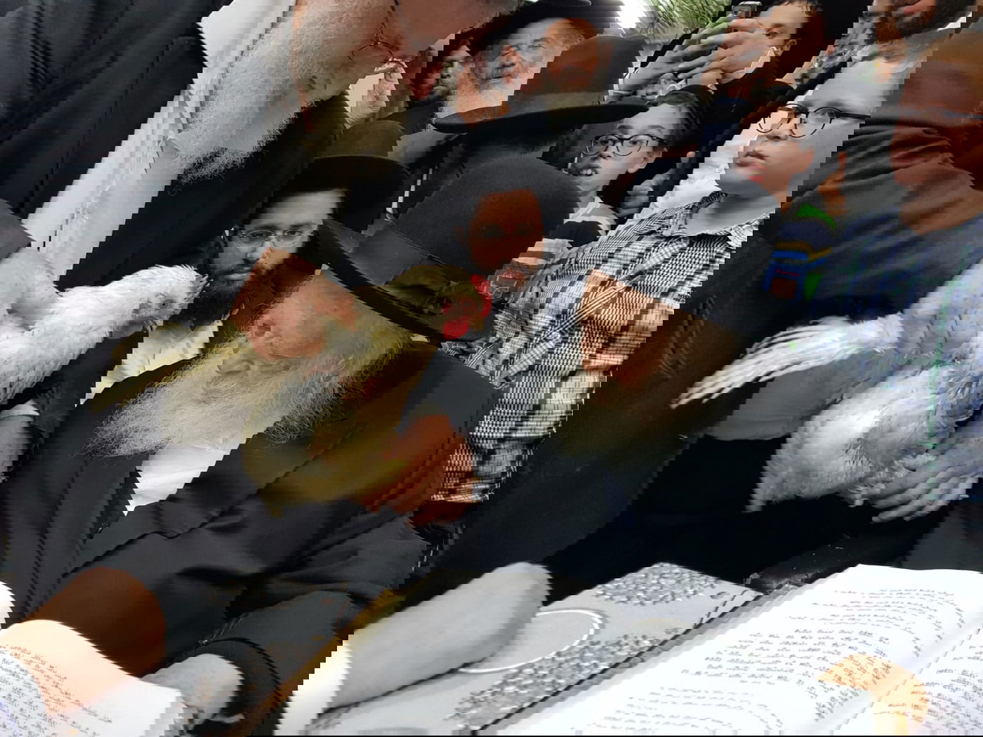 מרן הגר"ח קנייבסקי קיים את מנהג הכפרות ו'כיסוי הדם'