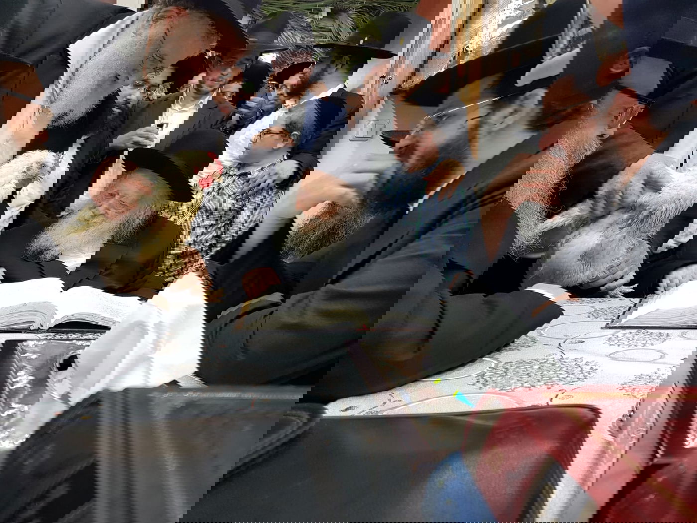 מרן הגר"ח קנייבסקי קיים את מנהג הכפרות ו'כיסוי הדם'