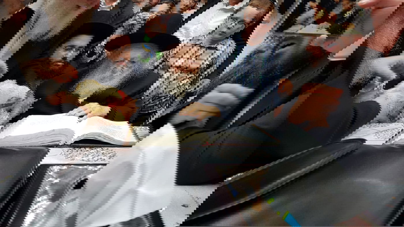 מרן הגר"ח קנייבסקי קיים את מנהג הכפרות ו'כיסוי הדם'