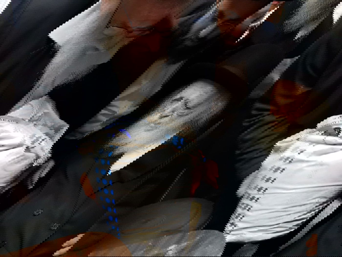 מרן הגר"ח קנייבסקי קיים את מנהג הכפרות ו'כיסוי הדם'