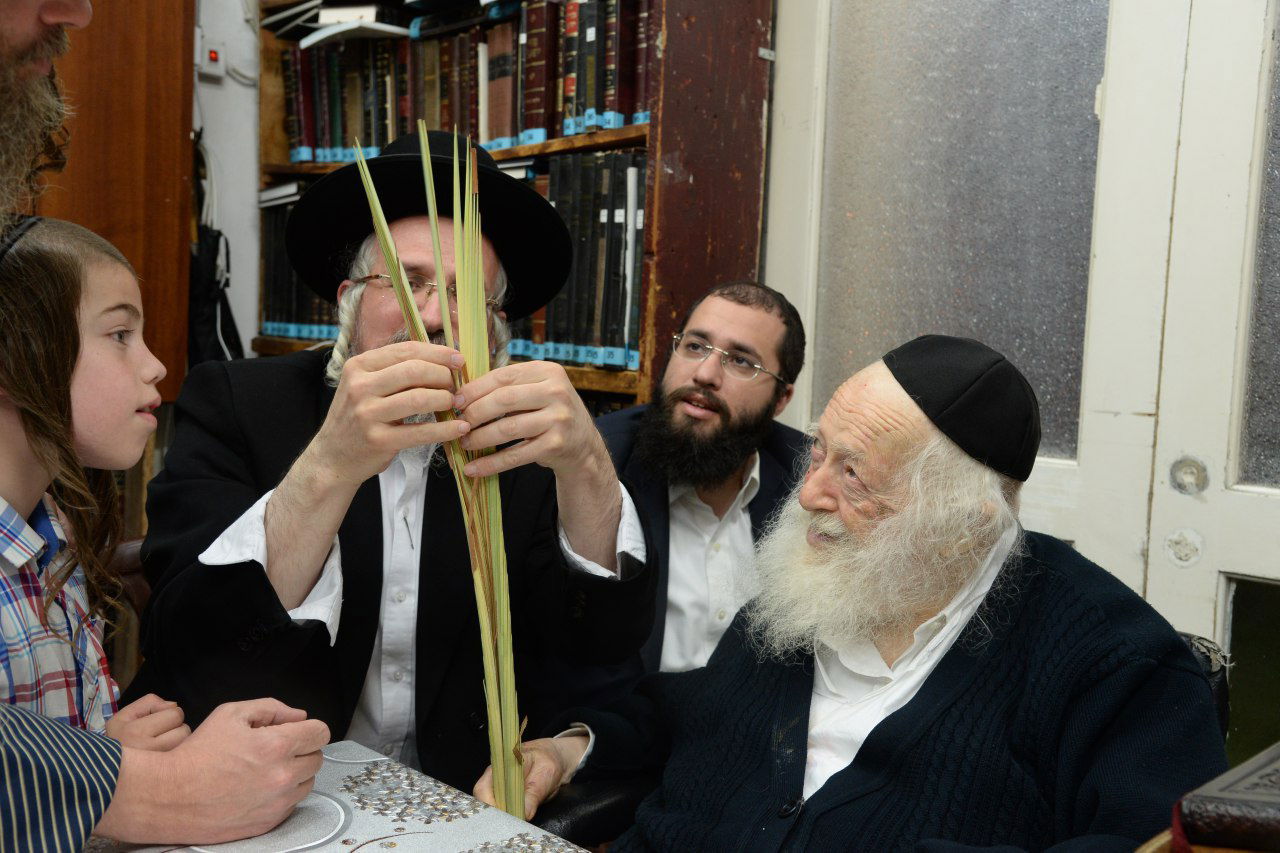 ערב כיפור: מרן שר התורה בוחן ארבעת המינים