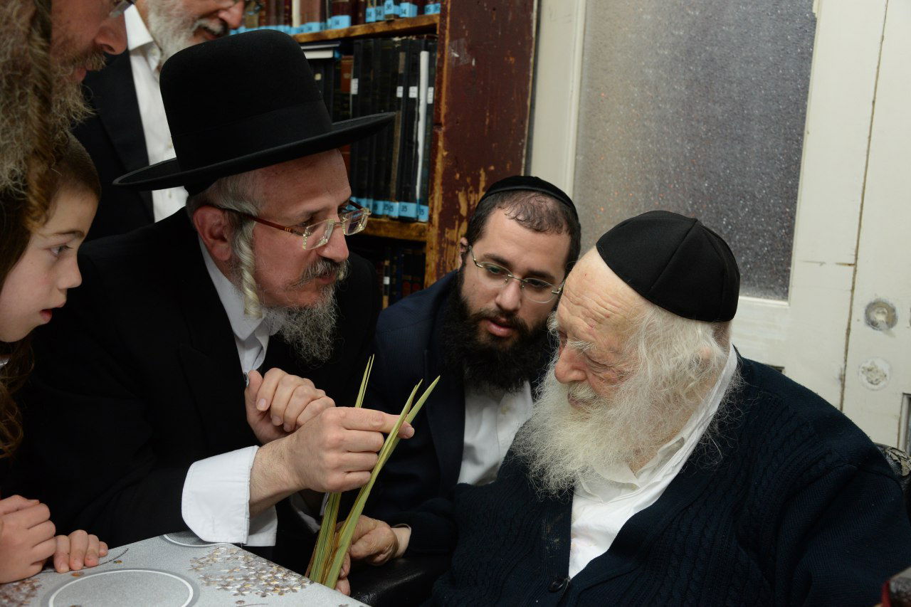 ערב כיפור: מרן שר התורה בוחן ארבעת המינים