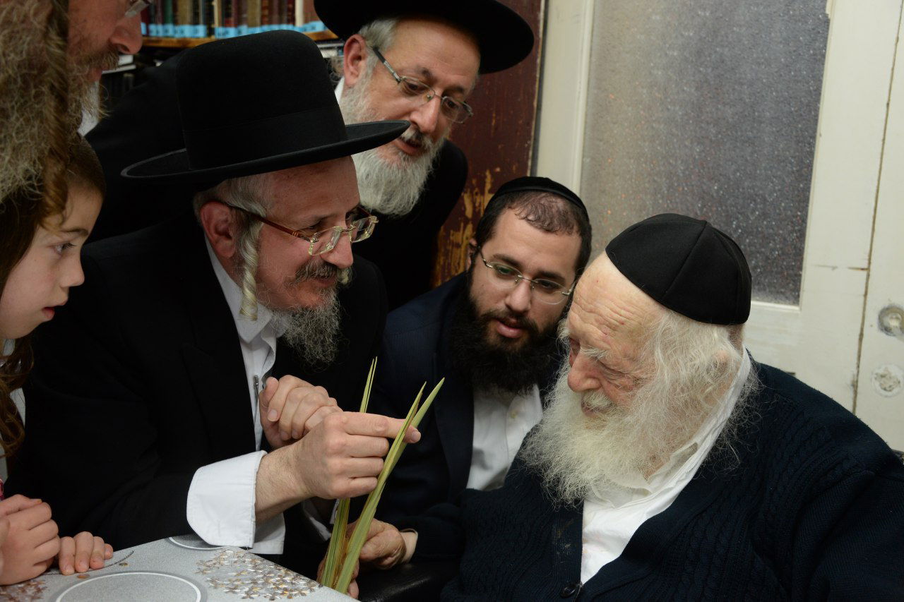 ערב כיפור: מרן שר התורה בוחן ארבעת המינים