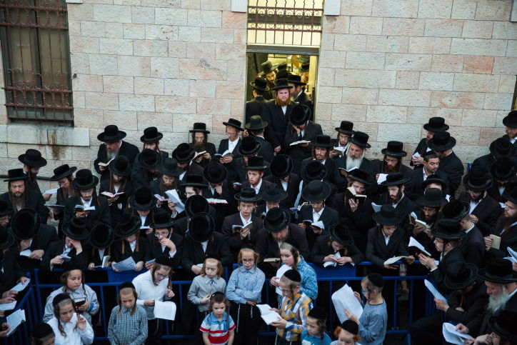 כמנהג החסידים: סליחות בחוף בערב כיפור