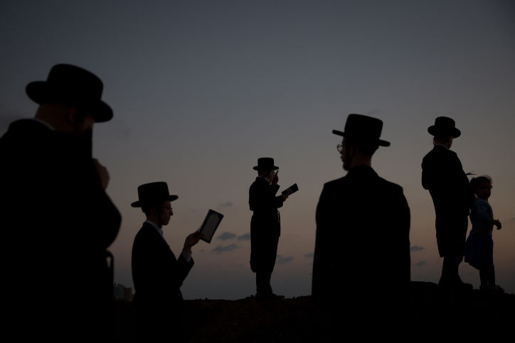 כמנהג החסידים: סליחות בחוף בערב כיפור