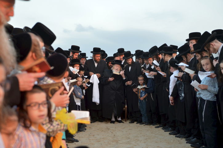 כמנהג החסידים: סליחות בחוף בערב כיפור