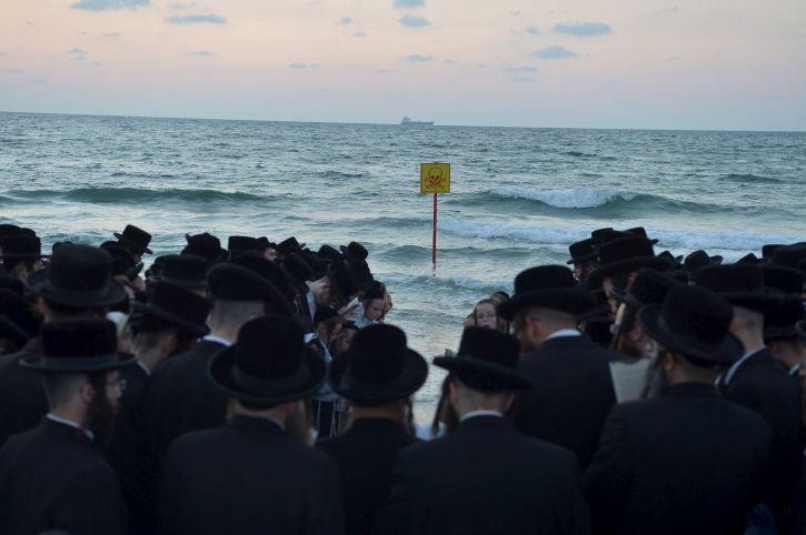 כמנהג החסידים: סליחות בחוף בערב כיפור