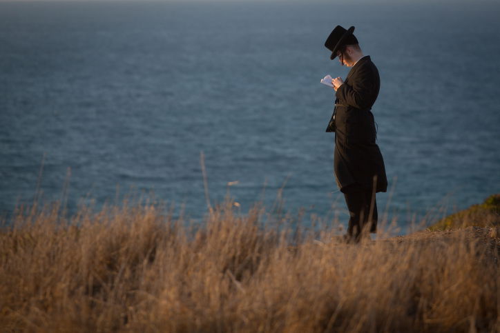 כמנהג החסידים: סליחות בחוף בערב כיפור