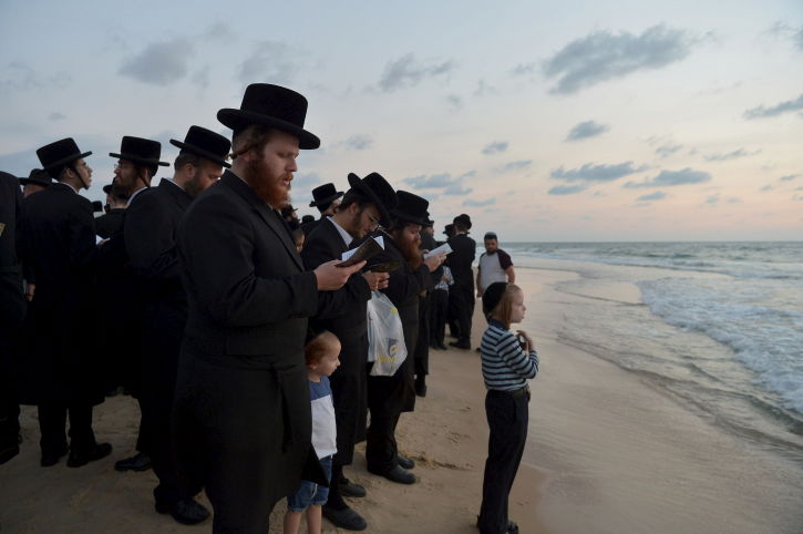 כמנהג החסידים: סליחות בחוף בערב כיפור